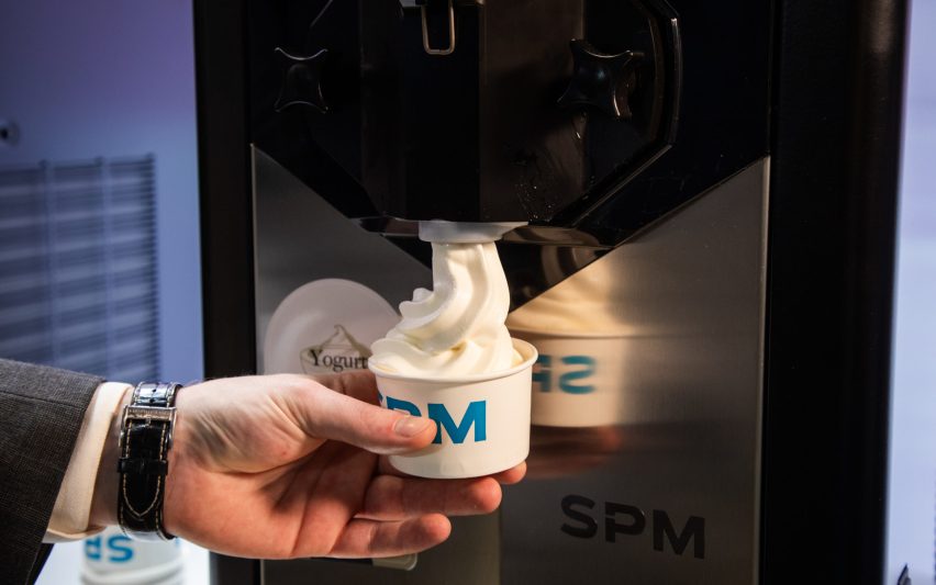 Quali attrezzature servono per offrire frozen yogurt?