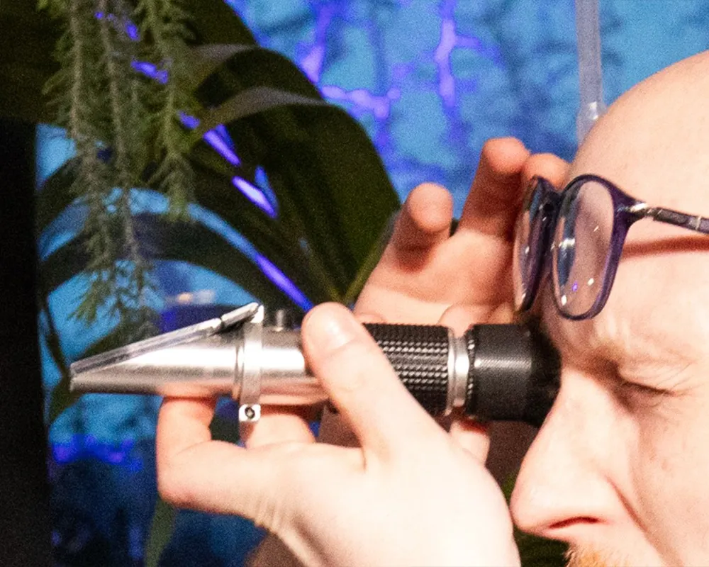 operator-uses-a-refractometer-to-calculate-degrees-Brix-the-percentage-of-sugars-dissolved-in-an-aqueous-solution-SPM-1000x800